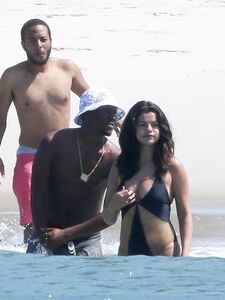 Selena Gomez Sexy One-Piece Swimsuit Paparazzi Set Leaked